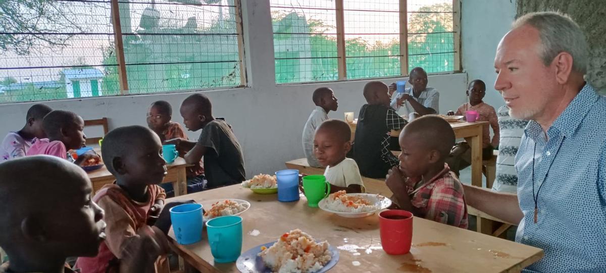 El Padre Orpella con algunos niños del programa de alimentos que dirige en Kenia.