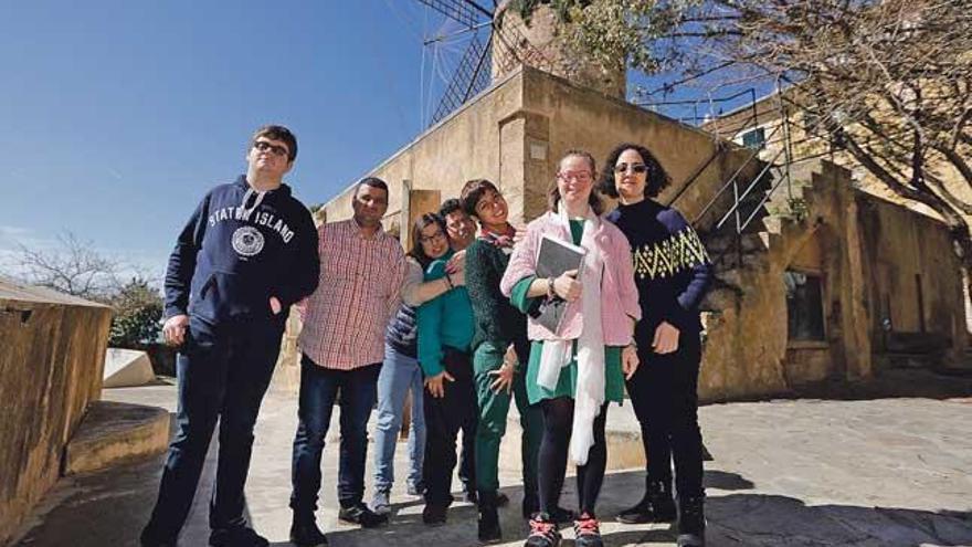 Javier, Carlos, Marta, Juan, Cristina, Lourdes und Mari Carmen vor dem Museum.