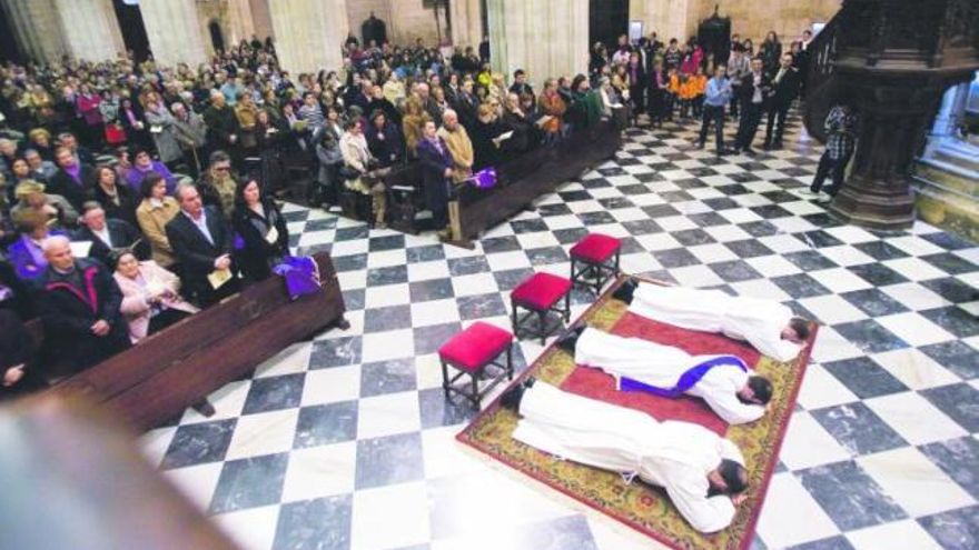 Roberto Mata, José Manuel Vázquez y Enrique Álvarez, tendidos sobre una alfombra, en un momento de la celebración.