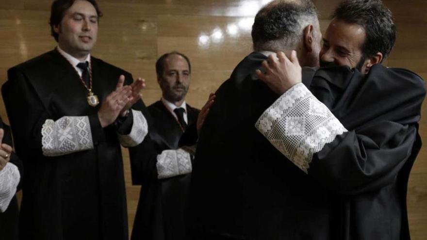 Ignacio Cuesta y Enrique Valdés Joglar se abrazan, ayer, en el Colegio de Abogados de Oviedo.