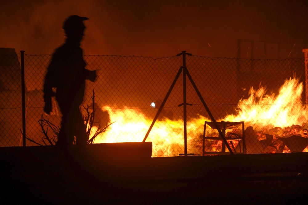 Un espectacular incendio calcina una fábrica de palets en La Marina.