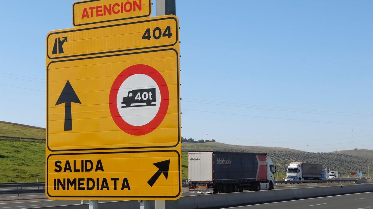 Señal con indicaciones para el desvío de camiones de 40 toneladas en la A-4, con motivo de unas obras a su paso por Córdoba.