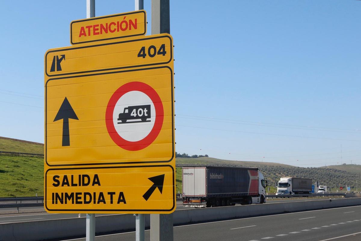 Señal con indicaciones para el desvío de camiones de 40 toneladas en la A-4, con motivo de unas obras a su paso por Córdoba.