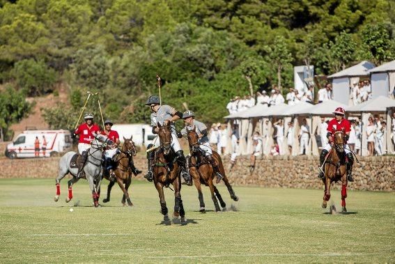 Bei dem traditionellen Polo-Turnier des Immobilienunternehmers versammelten sich am Samstag (29.7.) an die 700 Gäste, in der Mehrzahl Franchise-Nehmer und Mitarbeiter von Engel & Völkers weltweit.