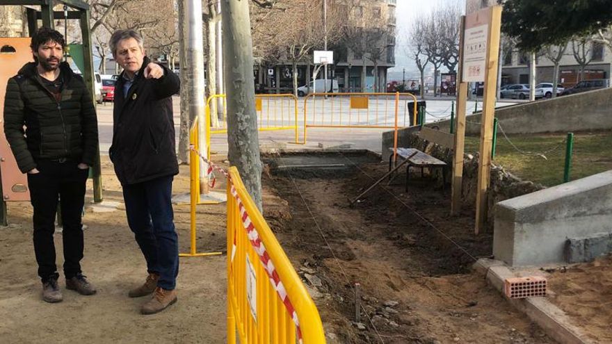 L&#039;alcalde, David Rodríguez i el cap de la brigada, Jaume Núñez a les obres de la plaça del Camp