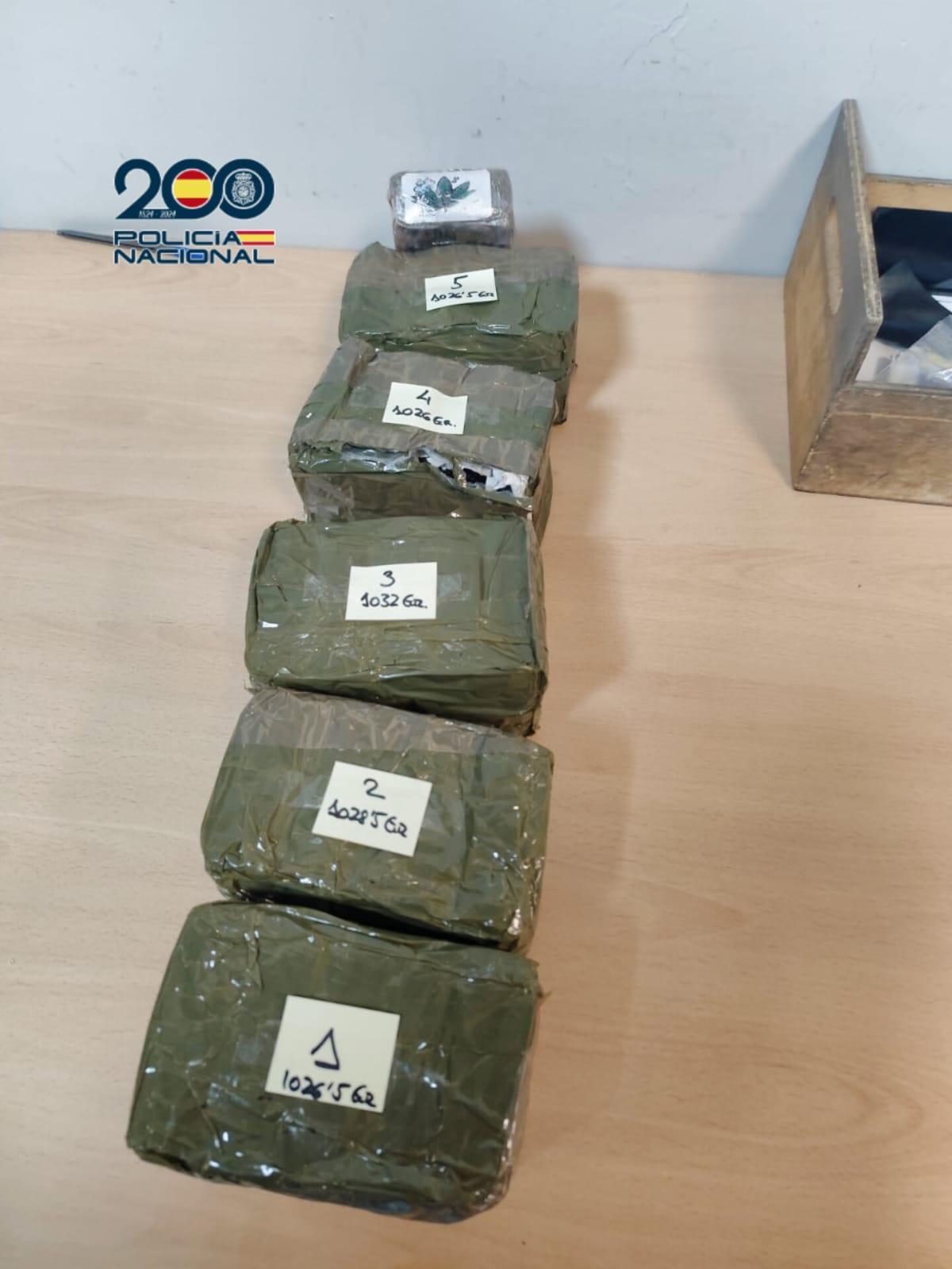 El detenido lanzó los paquetes intervenidos y huyó corriendo.