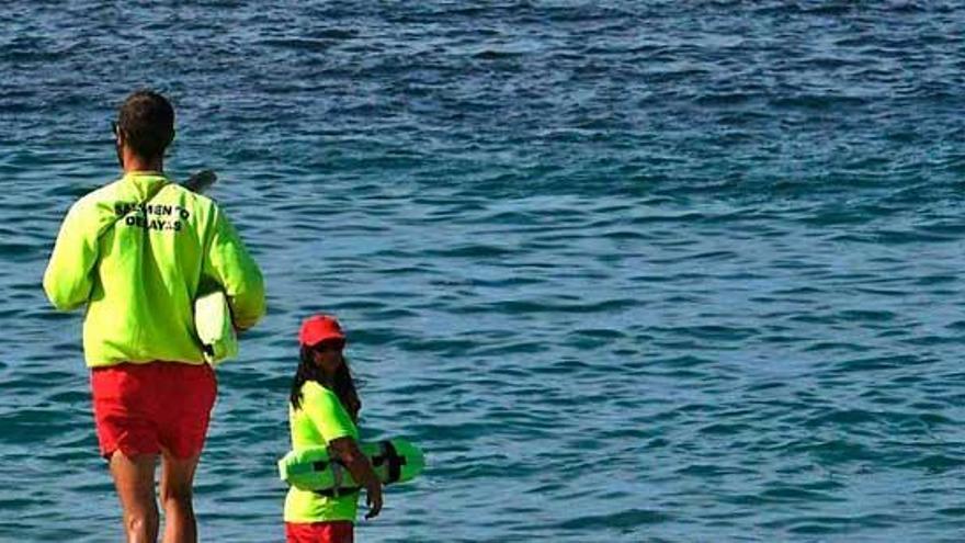 Dos socorristas en una playa de A Coruña.