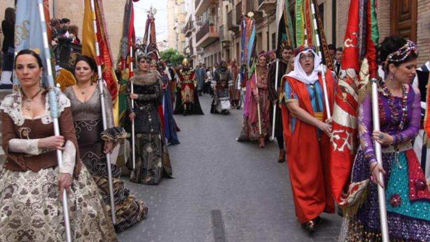 Imagen de una de las últimas procesiones celebradas durantes las Fiestas de Moros y Cristianos de Ibi.