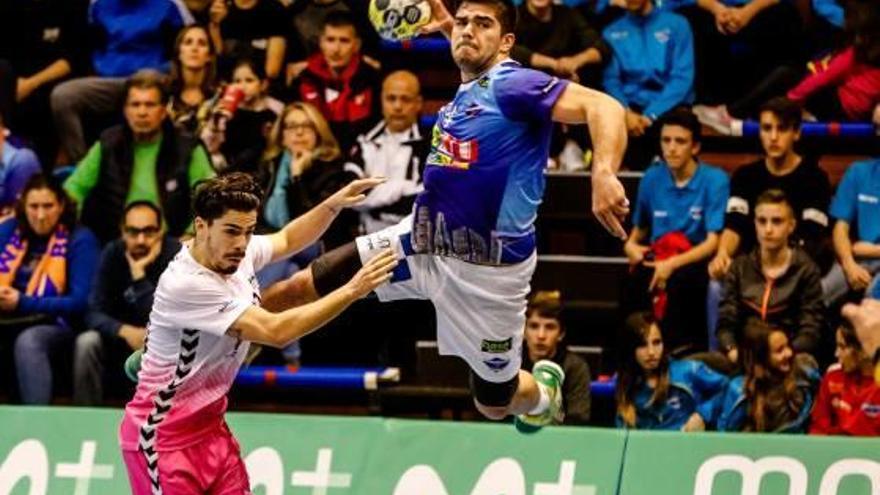 Un jugador del Benidorm en plena jugada de ataque.