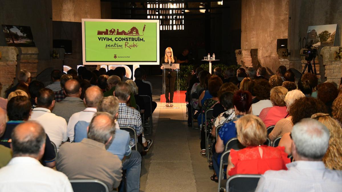 La alcaldesa de Rubí, Ana María Martínez, durante el acto organizado para hacer balance de su mandato