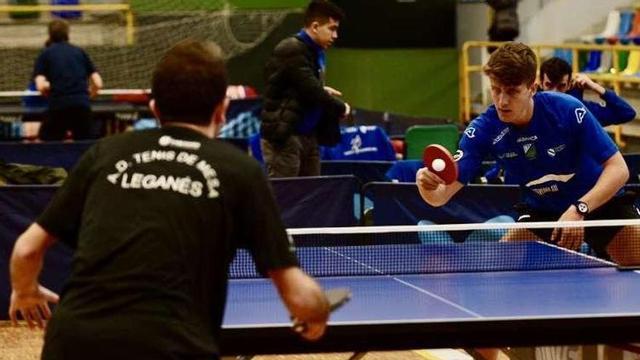 Un partido de tenis de mesa del equipo del Monte Porreiro contra el Leganés. // Rafa Vázquez