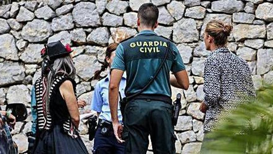 La Guardia Civil, en un registro en una fiesta ilegal en una fiesta en una villa en Santa Eulària en 2017.