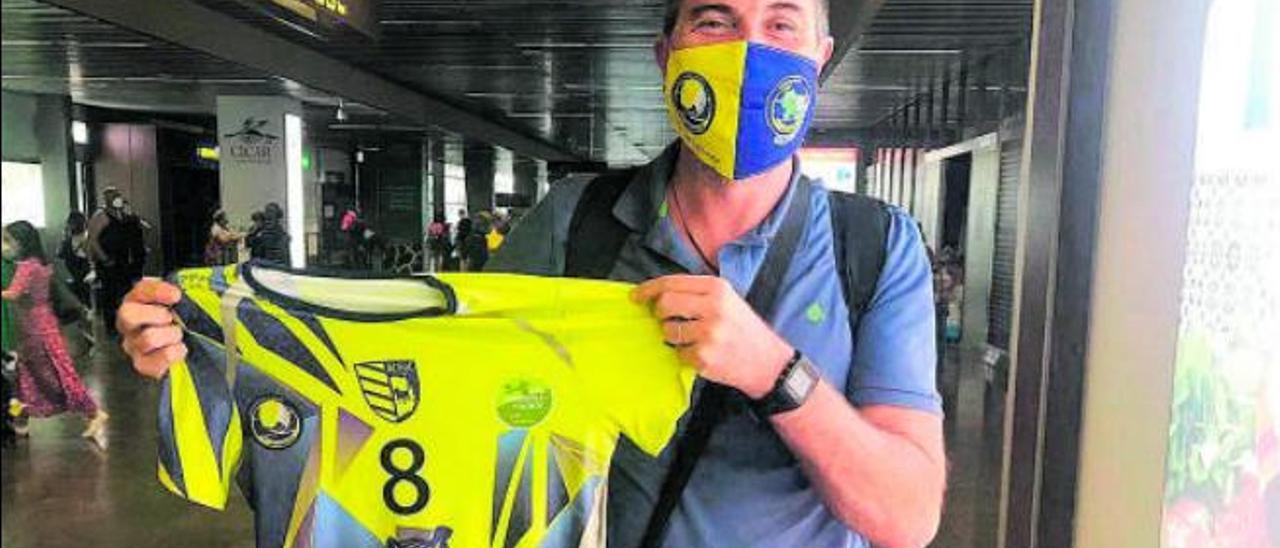 Pascual Saurín, con la camiseta y la mascarilla de su nuevo equipo, a su llegada el sábado a Gran Canaria.