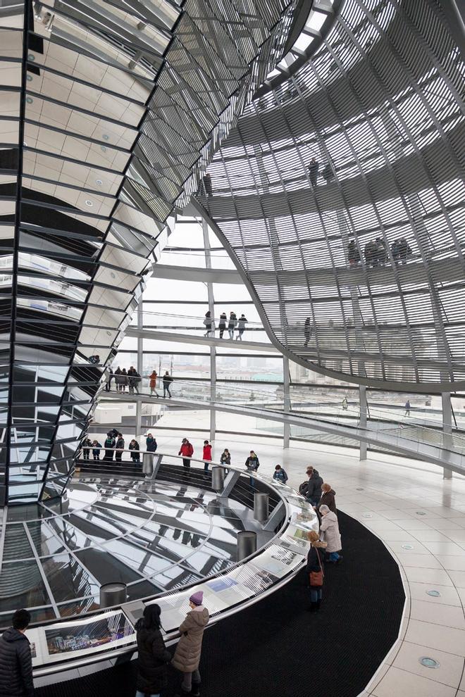 Interior del renovado Reichstag, obra de Norman Foster y visita imprescindible