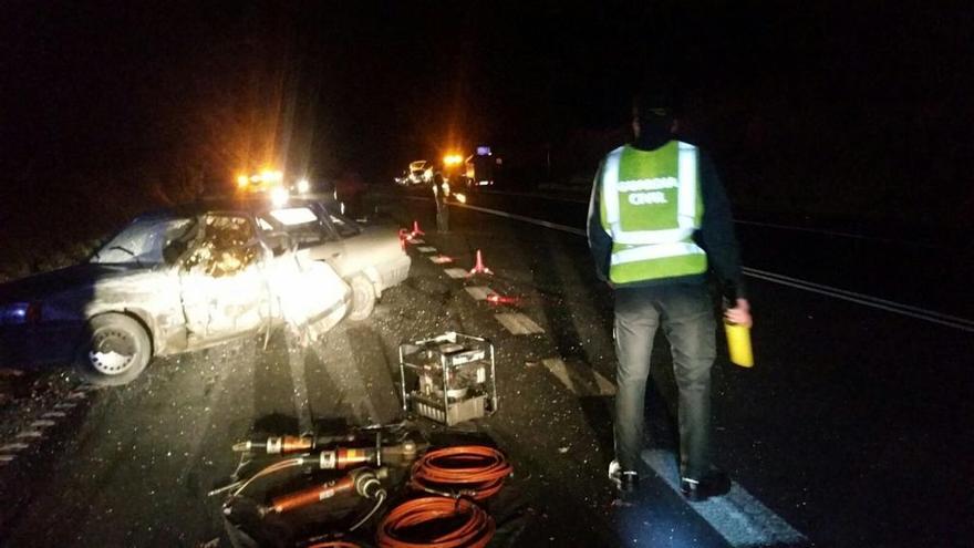 Fallece el conductor de un vehículo al salirse de la vía y volcar en Bande