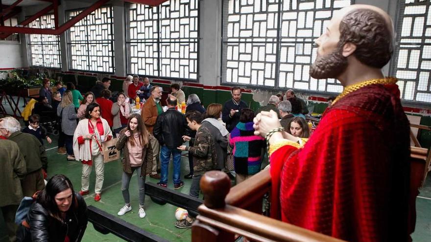 Miembros de las hermandades participantes, durante la merienda organizada ayer en Cimavilla.