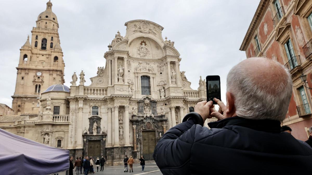 Un turista fotografía la Catedral de Murcia en una imagen de archivo.