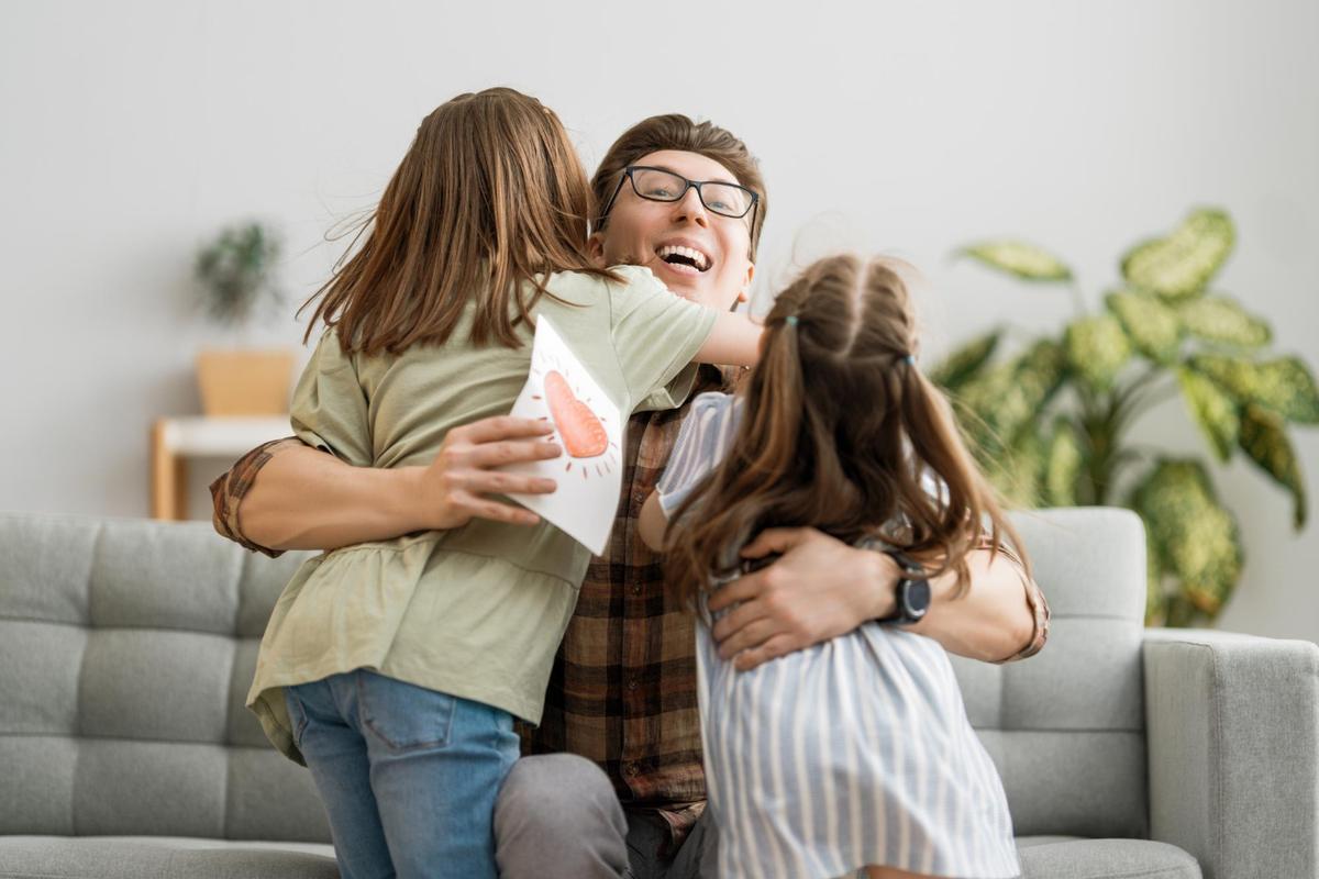 Un padre y sus dos hijas.