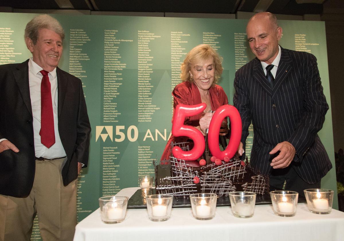 Jorge Herralde, Lali Gubern y Carlo Feltrinelli en el 50 aniversario de la editorial.