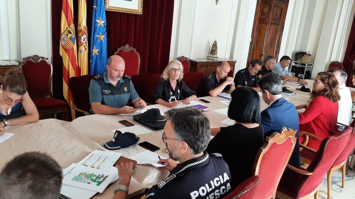 Reunión de la Junta de Seguridad de Huesca, copresidida por la subdelegada del Gobierno en Huesca, Silvia Salazar, y el alcalde, Luis Felipe con motivo de las fiestas de San Lorenzo.
