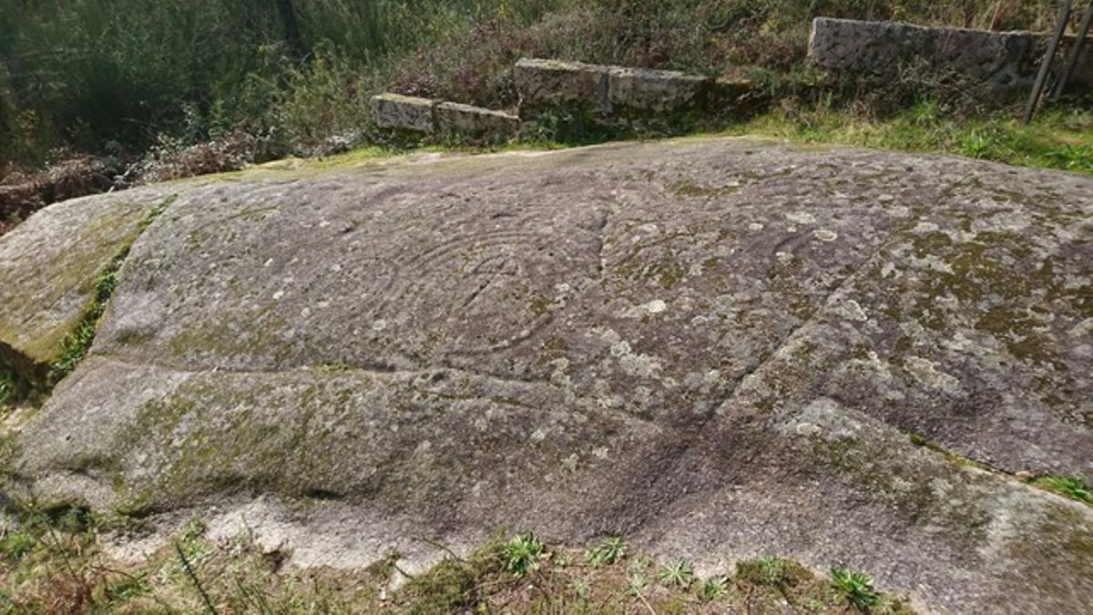 Petroglifo da Pedra da Moura, en Coruxo.