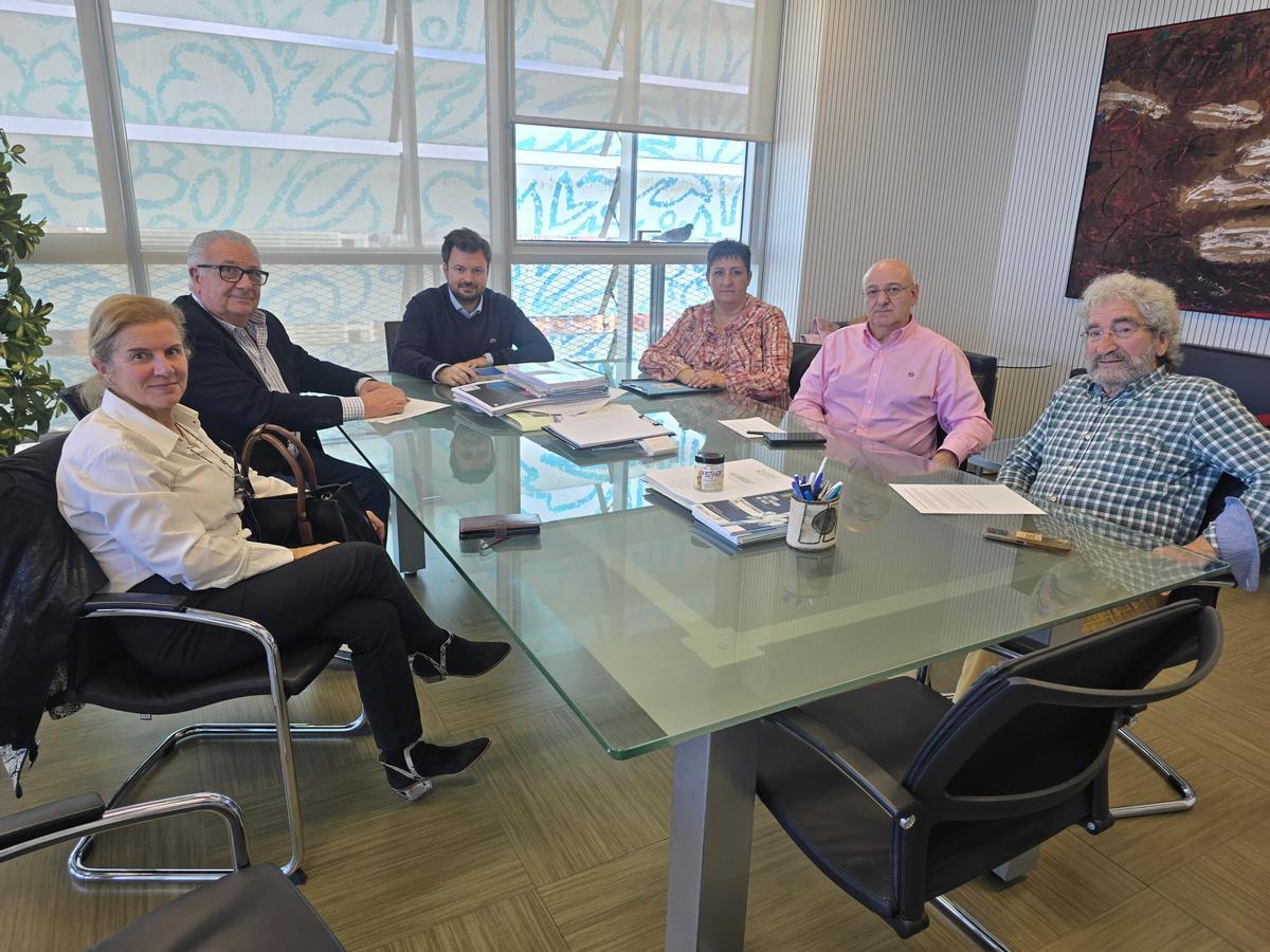 El alcalde de Orpesa junto a representantes de la plataforma Morro de Gos en la reunión mantenida con el director general de Costas en la Generalitat.