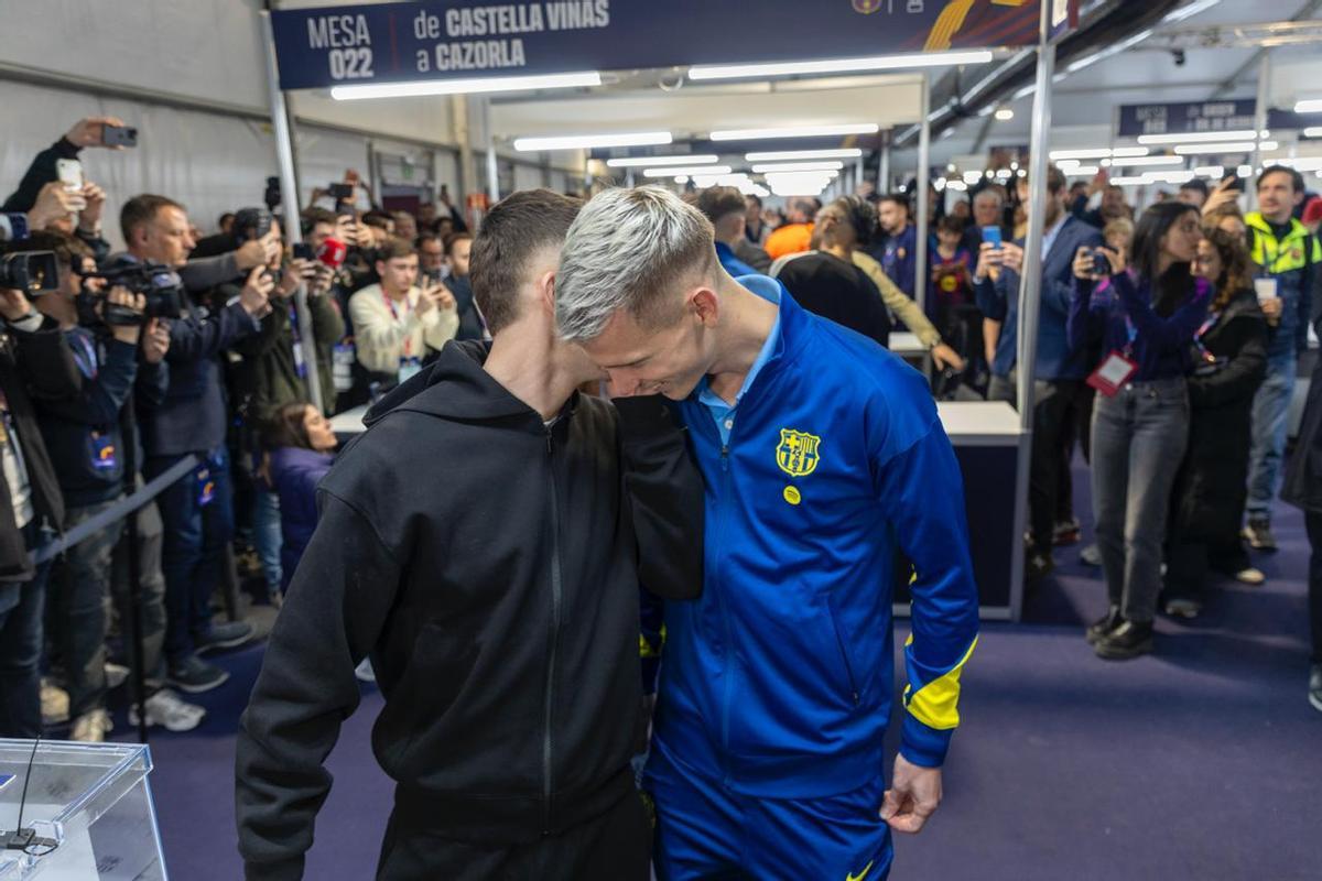 ¡Hansi Flick y los jugadores ejercen su derecho a voto junto a Joan Laporta! ¡Hansi Flick y los jugadores ejercen su derecho a voto junto a Joan Laporta!