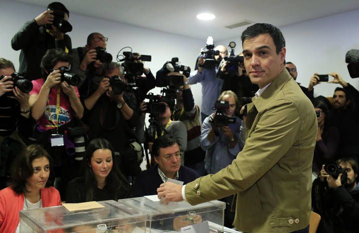 Pedro Sánchez vota acompañado por su mujer