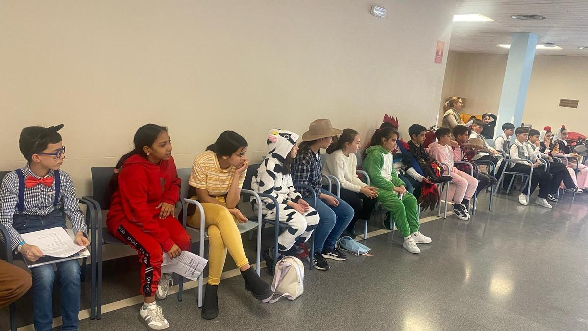 Varios niños y niñas del CEIP Fernando II, durante la visita a la Residencia Mixta.