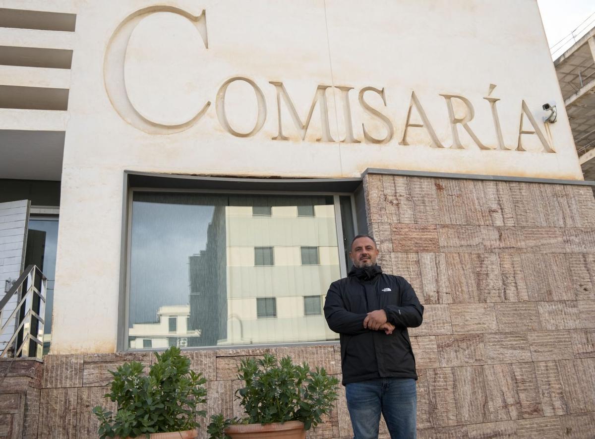 Álvaro en la comisaría de Antequera. | CELIA PAREDES