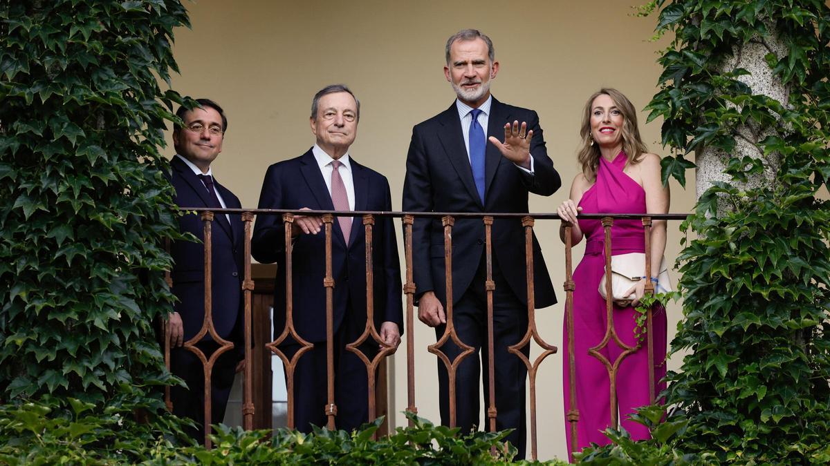 El rey de España, Felipe VI con el ministro de Asuntos Exteriores, Unión Europea y Cooperación, José Manuel Albares, el expresidente del Banco Central Europeo (BCE) y expresidente del Consejo de Ministros de la República de Italia, Mario Draghi y la presidenta de la Junta de Extremadura, María Guardiola en el Monasterio de Yuste .