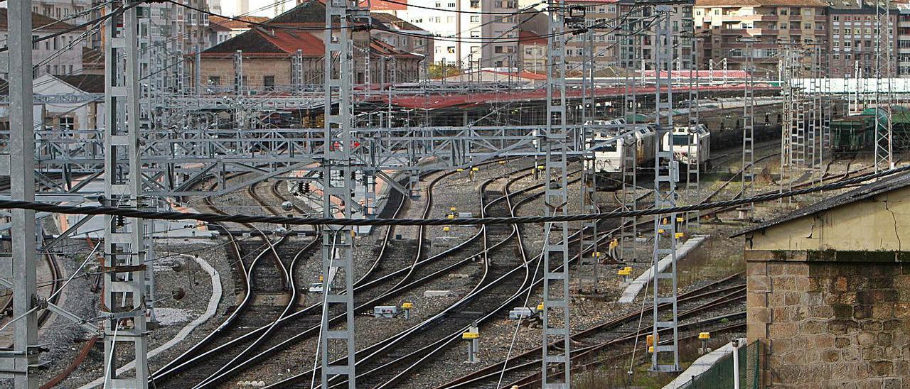 Entramado de vías en su llegada a la estación Ourense-Empalme. |   // IÑAKI OSORIO