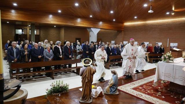 Un momento de la eucaristía celebrada ayer en la parroquia del Sagrado Corazón.   | // ALBA VILLAR
