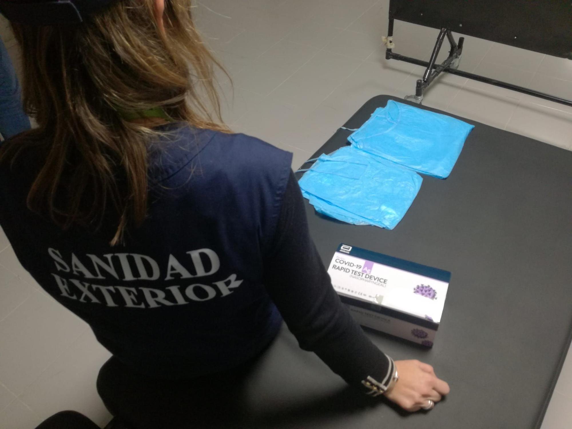 Controles en Son Sant Joan para revisar que los pasajeros cumplan con los requisitos sanitarios