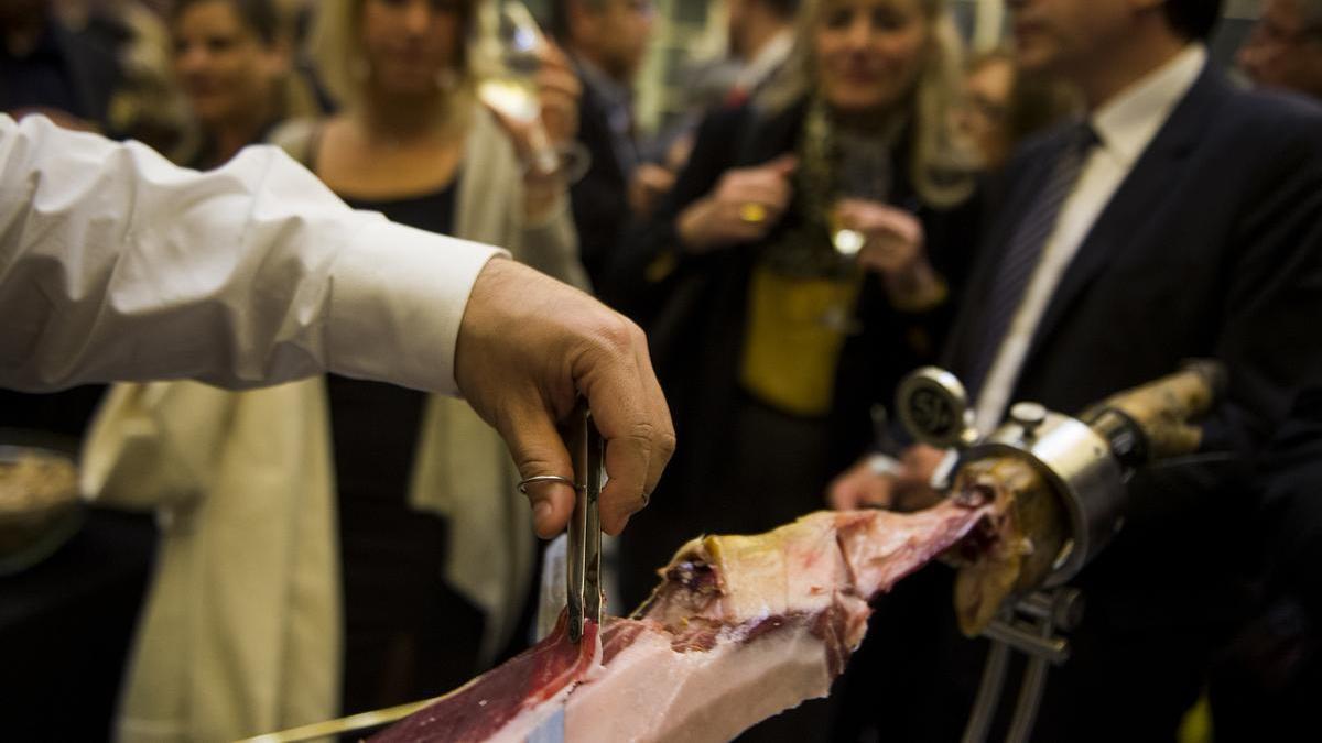 Degustación de jamón ibérico de la firma 5J durante el Sopar de l'Any en el TNC.