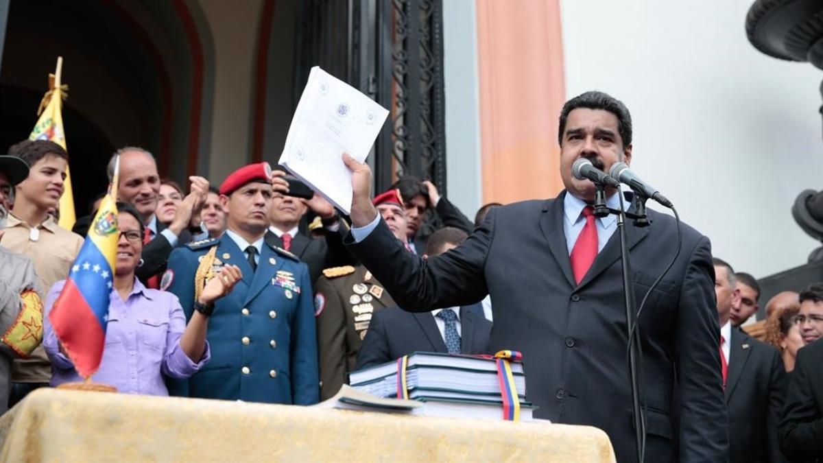Maduro muestra las leyes decretadas sin ser sometidas al Parlamento, en Caracas, este viernes.