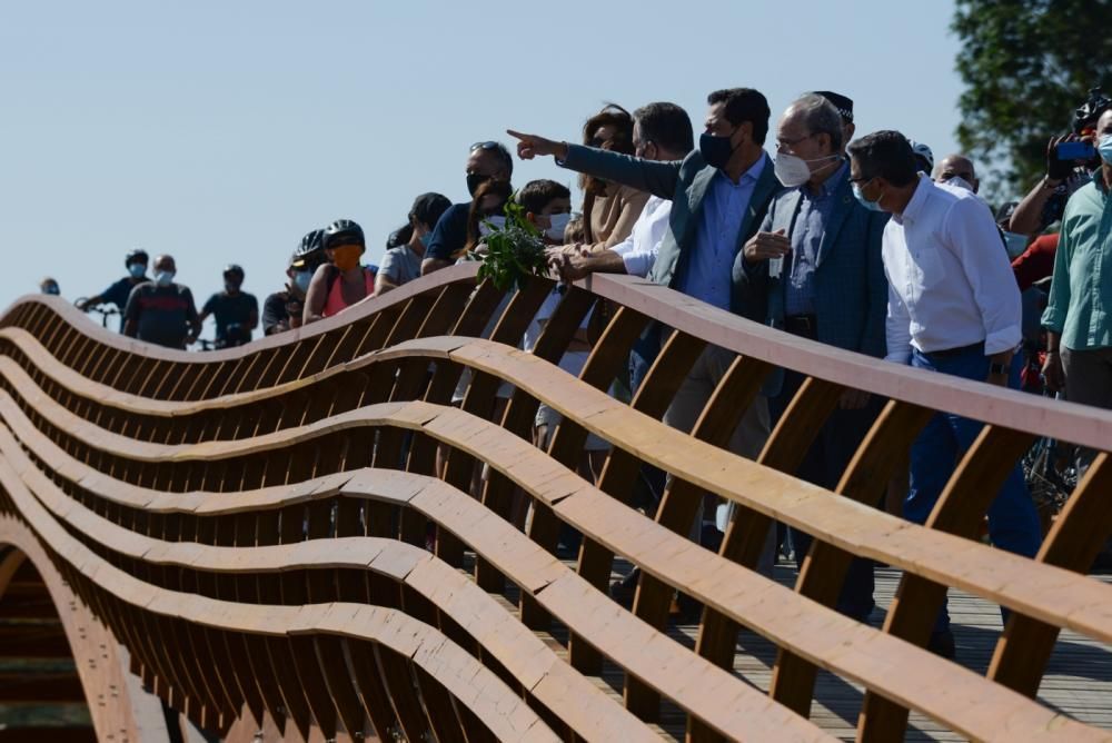 Inauguración de la pasarela peatonal sobre el río Guadalhorce, en Málaga.