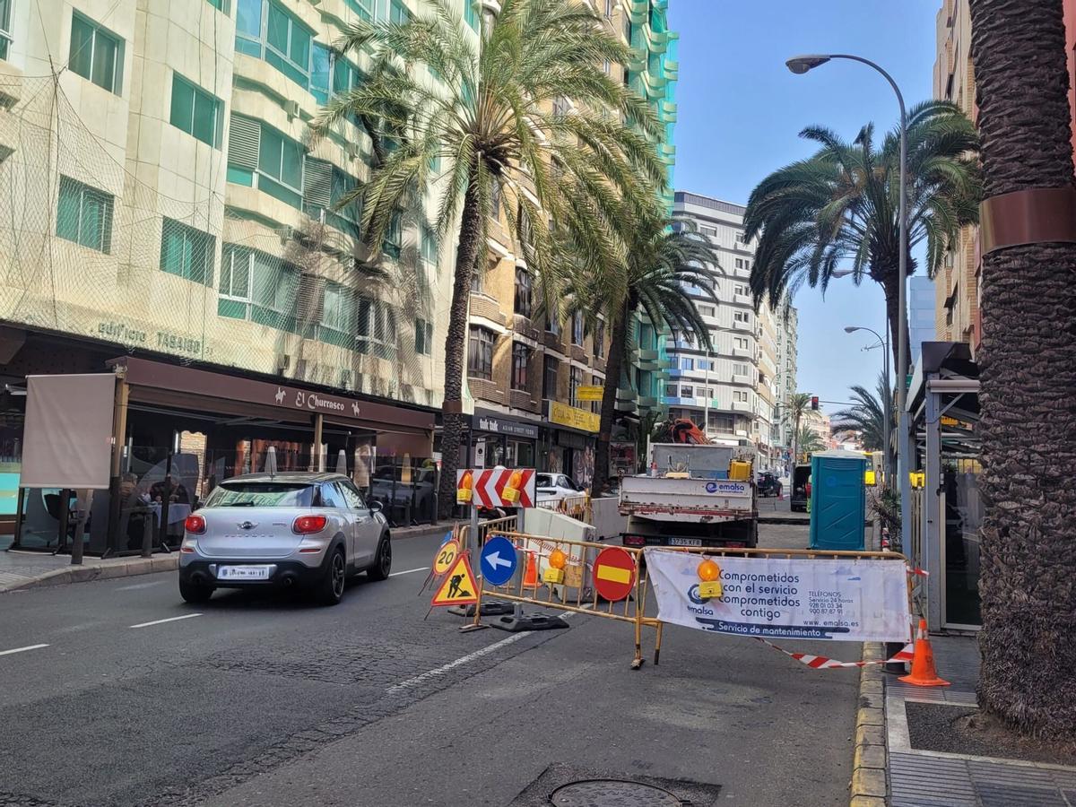 Obras de Emalsa para reparar una avería en la calle Olof Palme de Las Palmas de Gran Canaria.