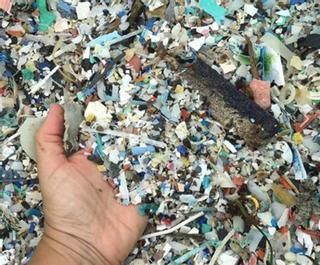 Un vídeo en el que se ve cómo llegan plásticos a las playas de Tenerife se convierte en viral
