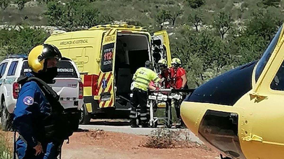 Rescatan a una mujer herida en el río Chícamo.