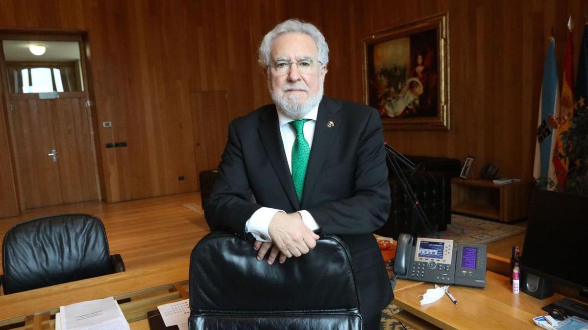 Santalices, onte no seu despacho do Parlamento galego, en Santiago.