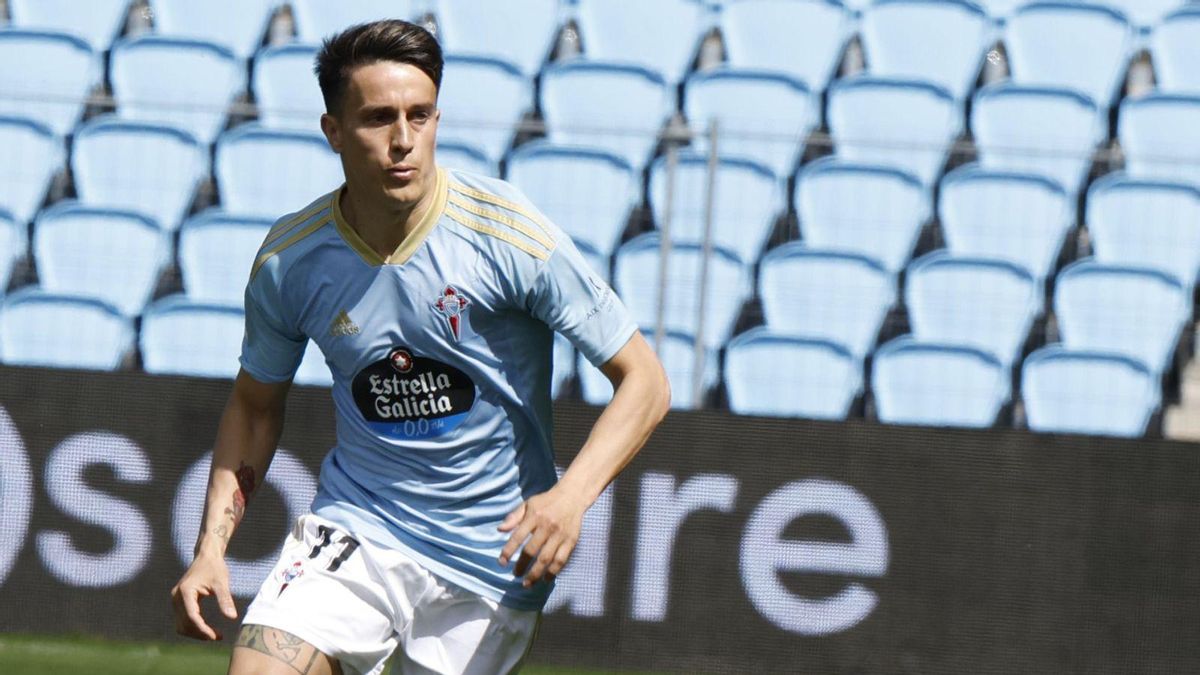Franco Cervi conduce el balón en Balaídos, en el partido ante el Almería. // RICARDO GROBAS