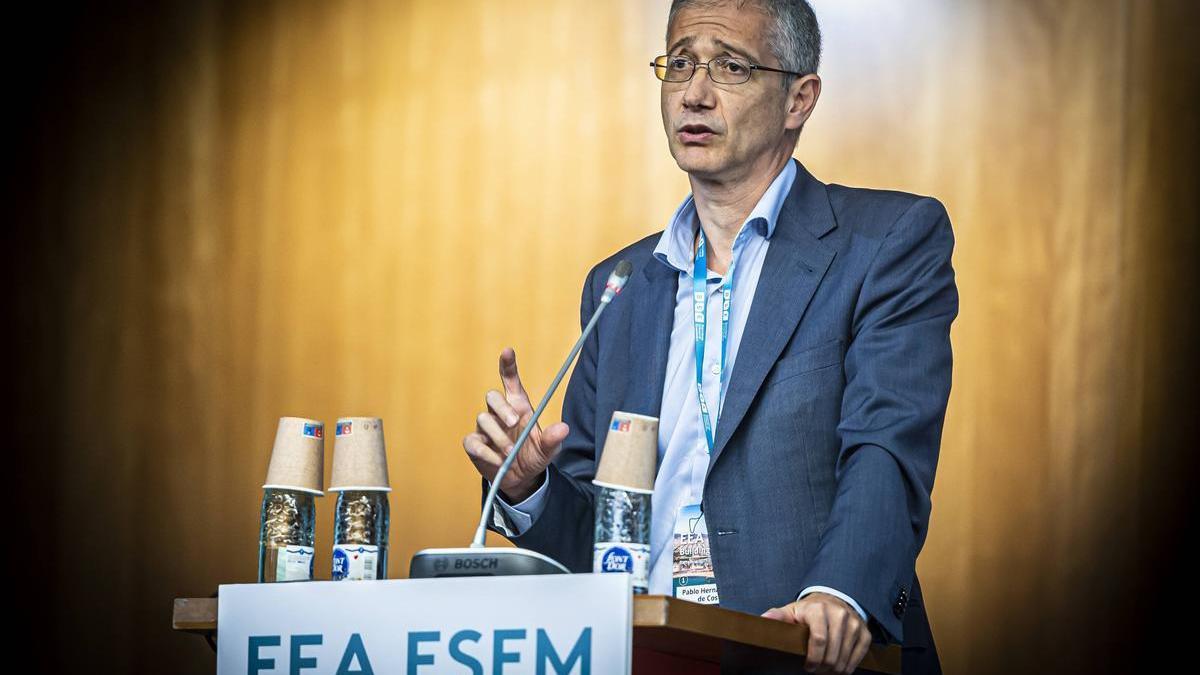 El gobernador del Banco de España, Pablo Hernández de Cos, durante su intervención en el congreso anual de la Asociación Económica Europea, celebrado en Barcelona