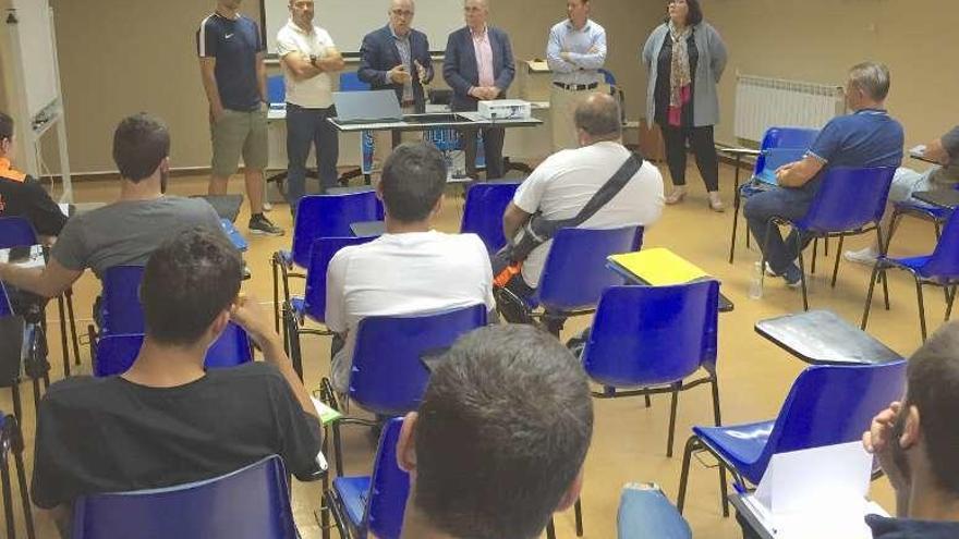 Curso de entrenador básico de fútbol en el CDL de Ponteareas. // Faro