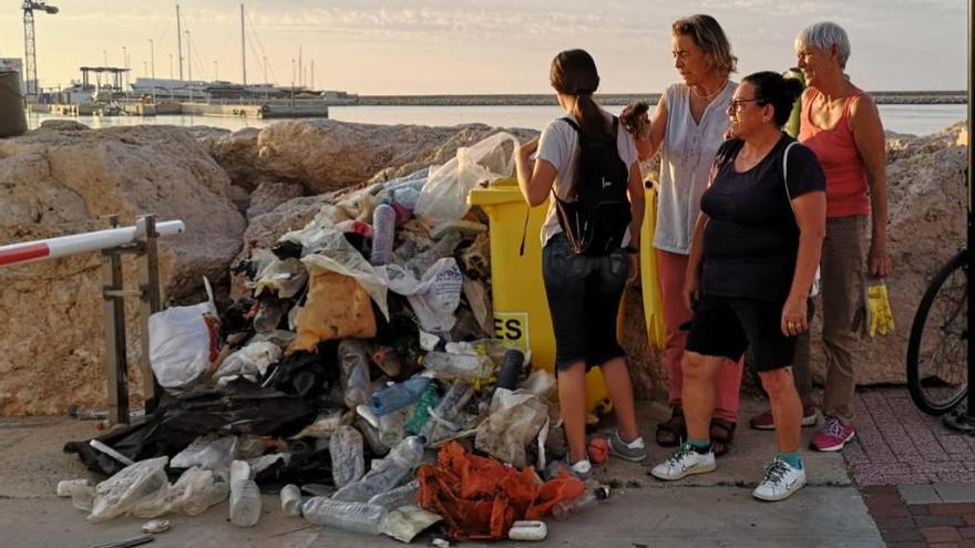 Tres mujeres y una niña recogen toda esta basura en Dénia