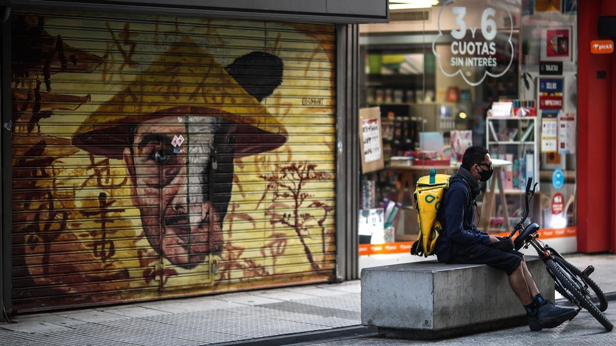 Argentina profundiza cierre de locales y oficinas en segundo año de pandemia