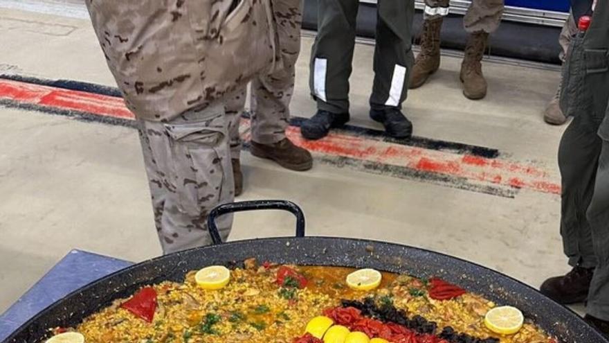 Los valencianos se echan las manos a la cabeza con la paella que ha cocinado el Ejército del Aire alemán