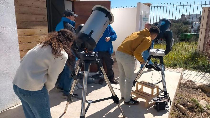 Colas para ver el eclipse de sol en Ibiza