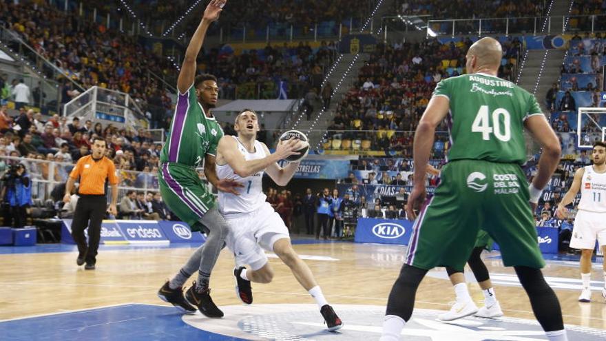 Martín Bertrán, al fondo, en una acción del partido.