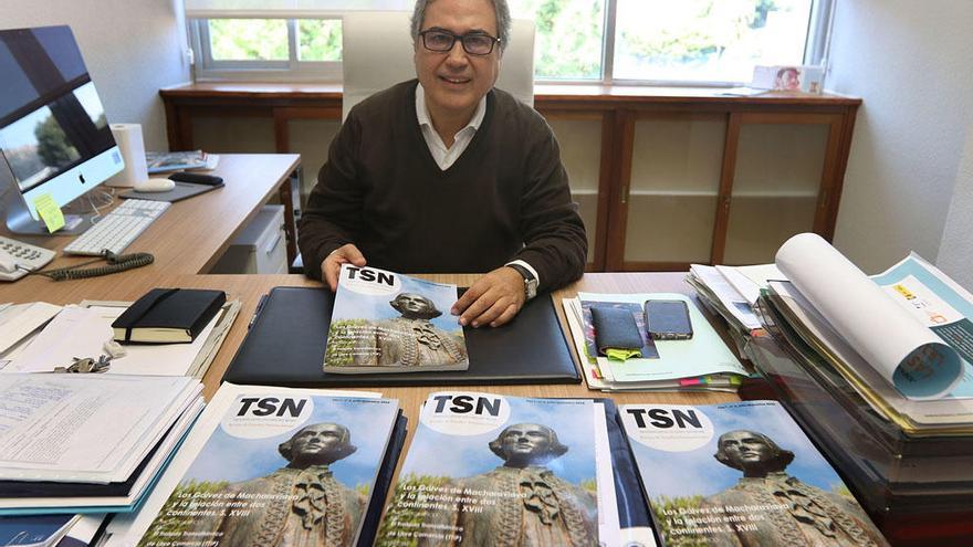 Juan Antonio García Galindo, con el segundo número de la revista TSN de estudios transatlánticos.